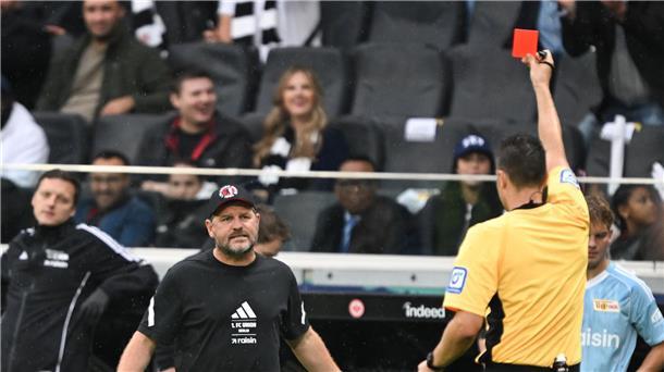 Eintracht verliert - Baumgart zeigt Stinkefinger und fliegt Steffen Baumgart sieht in einer hektischen Schlussphase Rot.