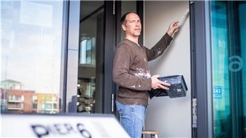Steffen Heumann, Geschäftsführer des Restaurant Pier 6 am Neuen Hafen, nutzt die Corona-Zeit, um dem Eingangsbereich des Lokals einen frischen Anstrich zu geben.