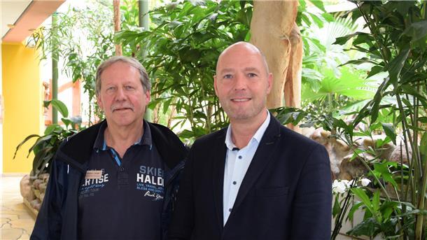 Steffen Lange und Mark Schuur stehen vor Pflanzen im Aqua Mundo Schwimmbad in Tossens. 