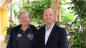 Steffen Lange und Mark Schuur stehen vor Pflanzen im Aqua Mundo Schwimmbad in Tossens. 
