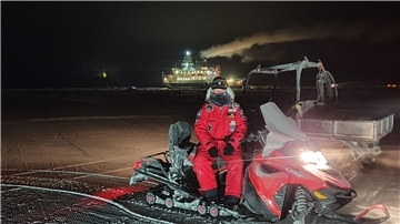 Steffen Spielke vor der im Eis eingefrorenen „Polarstern“ in der Arktis: Der Erste Offizier ist vom zweiten Fahrtabschnitt der „MOSAiC“-Expedition zurück und muss sich wie die anderen in die Corona-Welt einfinden.