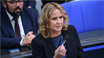 Lemke legt neue Vorschläge zum Umgang mit dem Wolf vor Steffi Lemke (Bündnis 90/Die Grünen), Bundesministerin für Umwelt, Naturschutz, nukleare Sicherheit und Verbraucherschutz, beantwortet Fragen.