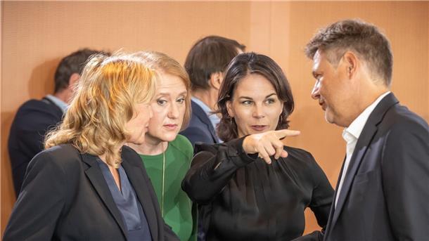 Kabinett bringt Selbstbestimmungsgesetz auf den Weg Steffi Lemke l-r), Lisa Paus, Annalena Baerbock und Robert Habeck vor Beginn der Sitzung des Bundeskabinetts im Kanzleramt.