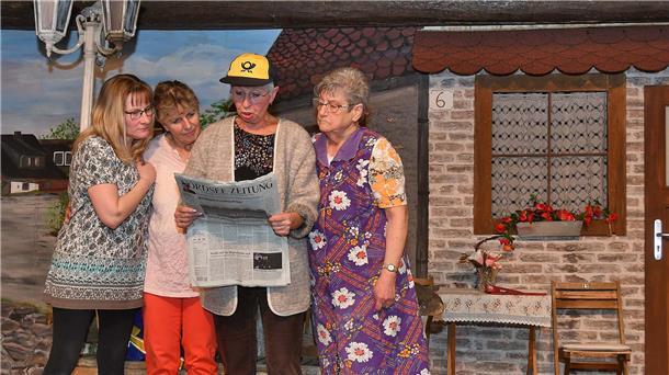 Theatergruppe landet mit „Drievjagd in Knevelsfehn“ einen Volltreffer Steffi Seemann (als Schwanette), Jutta Misfeld (als ihre Mutter), Rosemarie Hermann (als Postpotin Meta Knudsen) und Christa Cords (als Berta Brinkmann) lesen auf dem Misselwardener Dorfplatz die neuesten Nachrichten in der Nordsee-Zeitung über den Lottogewinn.