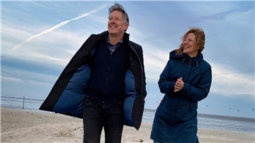 Ein Mann und eine Frau am Strand