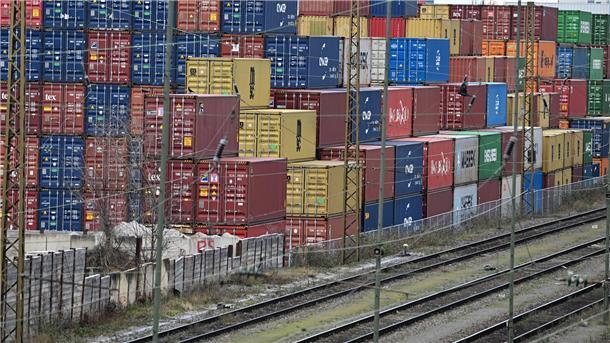 Stehen die Container bald aufgestapelt im Hafen? Noch mag niemand eine Prognose wagen, wie sich der Bahnstreik auswirkt.