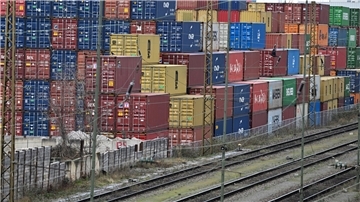 Stehen die Container bald aufgestapelt im Hafen? Noch mag niemand eine Prognose wagen, wie sich der Bahnstreik auswirkt.