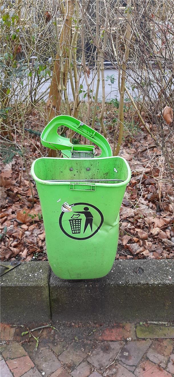 Steht unmittelbar neben einem öffentlichen Gebäude und ist seit Wochen kaputt.