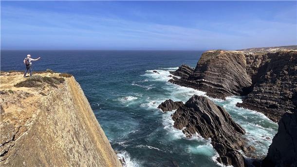 Extreme Hitze im Nordatlantik - Extremwetter in Europa Steilklippen am Cabo Sardao in Portugal. Derzeit ist der Nordatlantik besonders warm. Wissenschaftler sind beunruhigt.