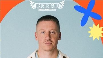 Der US-Rapper Macklemore ist Headliner beim Deichbrand-Festival. Seit zehn Jahren werden immer wieder Antisemitismus-Vorwürfe gegen ihn erhoben. 