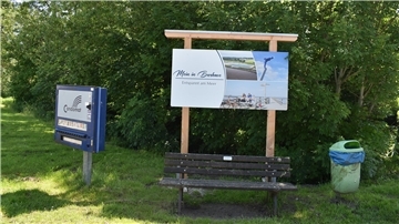 Kondomautomat und Begrüßungsschild in Burhave.