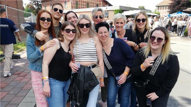 Frühtanz: So feiern die Menschen in Steinau und Lüdingwörth Steinau ist für die Clique gesetzt. Da trifft man sich,da sind sie sich einig.