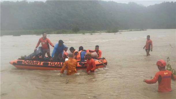 Taifun zieht weiter nach China - Tote auf den Philippinen Steinbrucharbeiter werden mit eine Schlauchboot evakuiert.