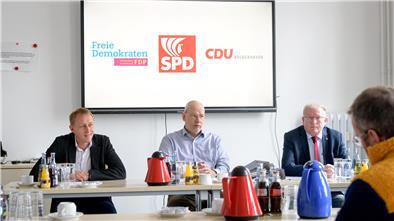 Bildung, Kinder, Sicherheit: Koalition will trotz ernster Lage Akzente setzen Stellen den Bremerhavener Haushalt 2024 vor: Hauke Hilz, Sönke Allers und Thorsten Raschen.