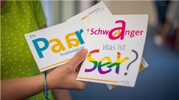 Stellvertretend für die verschiedenen Beratungsschwerpunkt stehen die Infokärtchen von Pro Familia, die Beraterin Mareile Broers in den Händen hält.