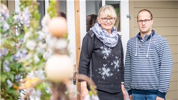 Stephan Bien ist viel bei seiner Mutter Eileen Bien. Er würde gerne jeden Tag arbeiten, aber das darf er wegen Corona nicht.