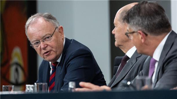 Ministerpräsident hält Asylverfahren für möglich Stephan Weil (SPD, l), Ministerpräsident von Niedersachsen, spricht während einer Pressekonferenz.