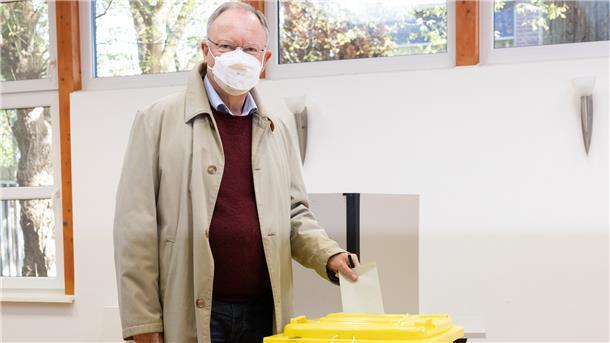 Stephan Weil (SPD), Ministerpräsident Niedersachsen, kam Sonntag schon früh zum Wählen. Auf die Frage, was er danach machen werde, antwortete er: „Ich gehe jetzt erst einmal schön frühstücken.“
