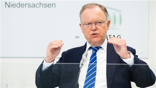 Stephan Weil (SPD), Ministerpräsident Niedersachsen, spricht in der Landespressekonferenz im Landtag Niedersachsen.
