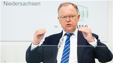 Stephan Weil (SPD), Ministerpräsident Niedersachsen, spricht in der Landespressekonferenz im Landtag Niedersachsen.