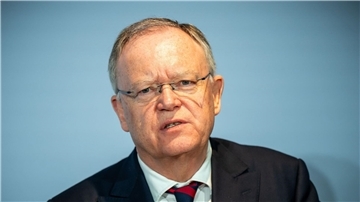 Stephan Weil (SPD),spricht bei der Pressekonferenz.