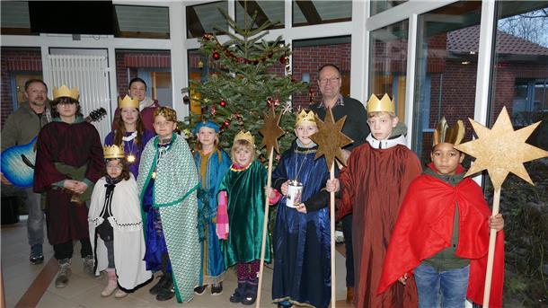 Sternsinger waren zu Gast im Loxstedter Rathaus. Begleitet wurden sie unter anderem von Andreas Rotterdam (Gitarre) und Franziska Wallott (hinten links). Begrüßung und Spendenübergabe übernahm Loxstedts Erster Gemeinderat Holger Rasch (hinten rechts).