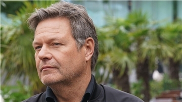„Steuerbare“ Kraftwerke sollen laut Bundeswirtschaftsminister Habeck einspringen, wenn Wind und Sonne nicht ausreichen.
