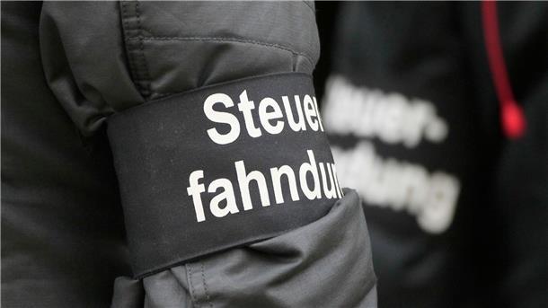 Steuerfahnder.