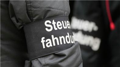 Steuerfahnder.