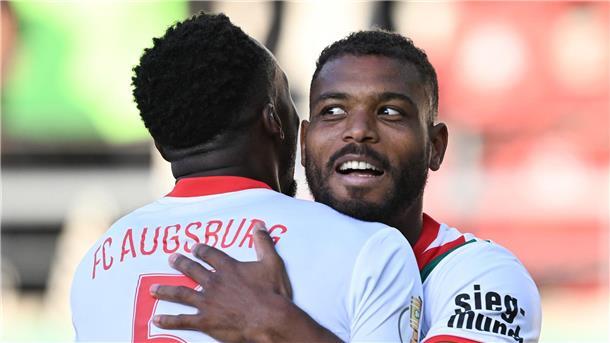 Steve Mounié jubelt nach seinem Tor für Augsburg. 