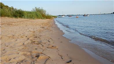 Still ruht die Weser bei Sandstedt: In dieser Saison ist das Baden dort verboten.