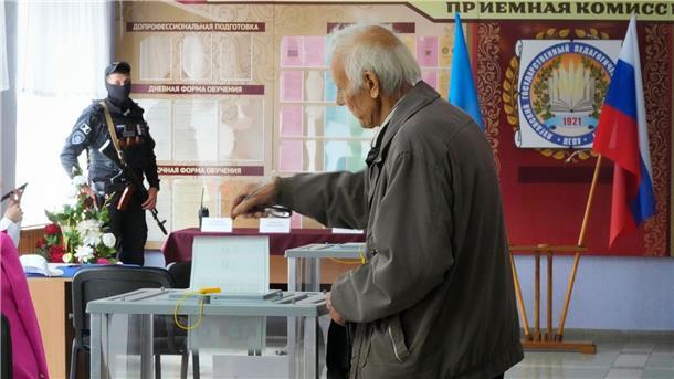Stimmabgabe in Luhansk: Bereits im September 2022 ließ Moskau in den besetzten Gebieten über einen Beitritt zu Russland abstimmen.