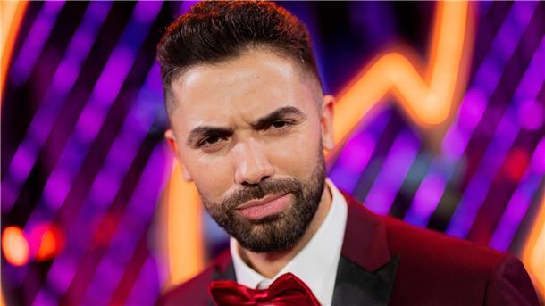 Mann schaut in die Kamera. Stimmungsvolle Kulisse für Kleinkunst und Musik: Das „Lütt Fest bi de Borg“ bei der Burg Bederkesa bietet ein Programm für die ganze Familie. Mit dabei ist auch Stand-up-Comedian Khalid Bounouar.