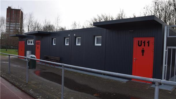5 Dinge, die Sie noch nicht über das Plaatweg-Stadion in Nordenham wussten Stolz sind die Stadt und der 1. FC Nordenham auf den neuen mobilen Umkleidetrakt, in dem auch eine Werkstatt untergebracht ist.