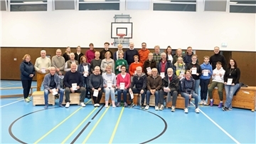 Stolz stellten sich die erfolgreichen Absolventen des Deutschen Sportabzeichens 2022 in der Uthleder Sporthalle dem Fotografen.