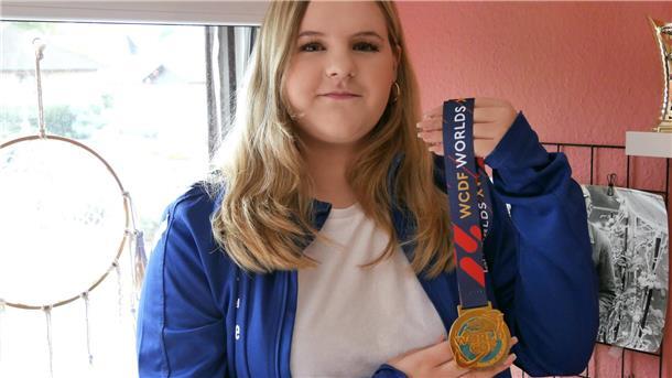 Die Sittenserin Marie Stache ist erst 14 Jahre alt und schon Weltmeisterin Stolz zeigt Marie ihre ertanzte WM-Medaille. Diese wird immer einen besonderen Platz in ihrem Zimmer haben.