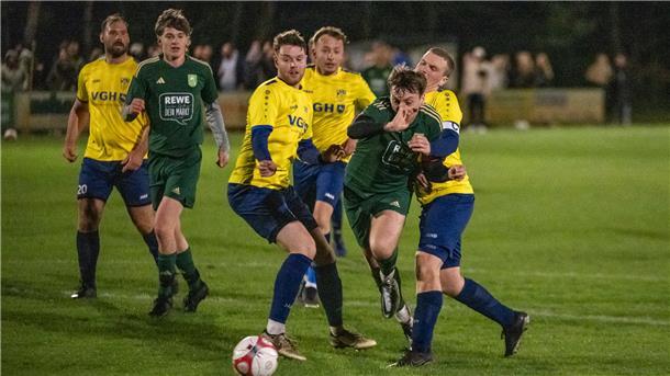 Strafstoß in der Nachspielzeit - der Tarmstedter Bennet Bruns wird von Pascal Steffens gefoult. Tjard Albrecht nutzt den Elfmeter zum 2:3-Anschlusstreffer für den TuS.