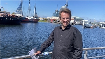Strahlend startet Bremerhavens Generalmusikdirektor in die neue Theater- und Konzertspielzeit am Stadttheater. Es ist die zwölfte und letzte des Chefs des Philharmonischen Orchesters in der Seestadt, für die der experimentierfreudige Dirigent neue musikalische Brücken gebaut hat.