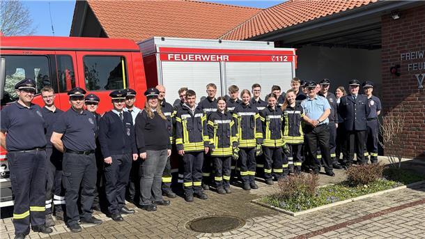 Die neuen Feuerwehrseinsatzkräfte mit ihren Ausbildern. Acht Wochen lang haben die Nachwuchskräfte mit ihren Ausbildern an der Qualifitkationsstufe 1 gearbetet. 