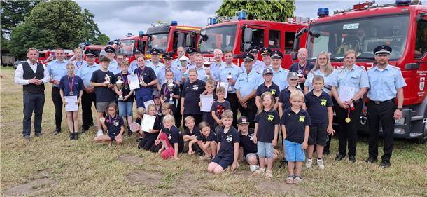 Strahlende Gesichter auf dem Siegerfoto. Gemeindebürgermeister Marc Breitenfeld (links) gehörten zu den ersten Gratulanten.