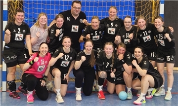 Strahlende Gesichter bei den Spielerinnen des VfL Sittensen und ihrem Trainer Boris Geyer. Der Aufsteiger hat in der Regionaloberliga eine starke Saison gespielt und mit drei Punkten weniger als der Meister einen beachtlichen vierten Platz belegt.
