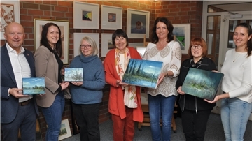 Strahlende Gesichter bei der Bilderübergabe: Bürgermeister Michael Hannebacher (von links), Marina Imbusch, Anke Grün, Hella Langguth, Martina Klingner, Renate Wiehnbröker und Theresa Borgardt.