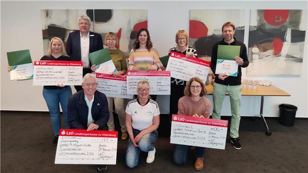 Strahlende Gesichter bei der Übergabe der Schecks und Urkunden.