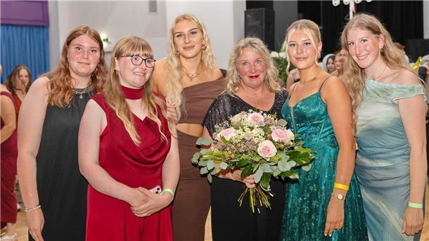 Strahlende Gesichter und tolle Stimmung beim Abschlussball der Luisenhof-Oberschule: Die Absolventen und ihre Angehörigen feierten ausgelassen.