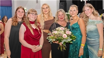 Strahlende Gesichter und tolle Stimmung beim Abschlussball der Luisenhof-Oberschule: Die Absolventen und ihre Angehörigen feierten ausgelassen.