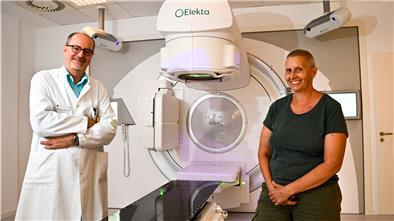 Strahlentherapie Chefarzt Aydin und Patientin Tanja Clausdorff mit dem Linearbeschleuniger im Klinikum Reinkenheide.