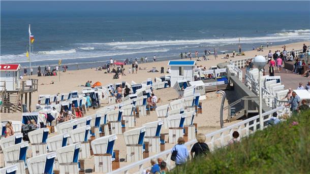 Strandkörbe am Strand von Westerland: Bei Übernachtungen von Reisenden aus dem Inland gab es im April ein deutliches Minus, bei ausländischen Gästen dagegen ein leichtes Plus.