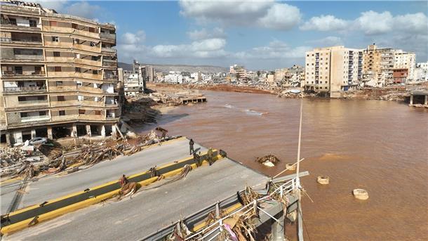 Mojib Latif zu Mittelmeer-Unwettern: „Explosives Gebräu“ Straßen sind nach Überschwemmungen in Libyen zerstört.