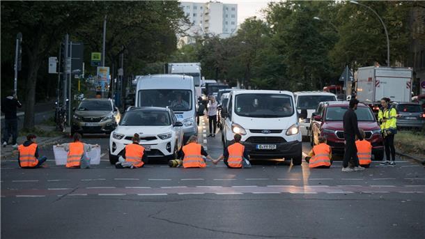 Straßenblockade der Letzten Generation auf dem Mehringdamm in Berlin.