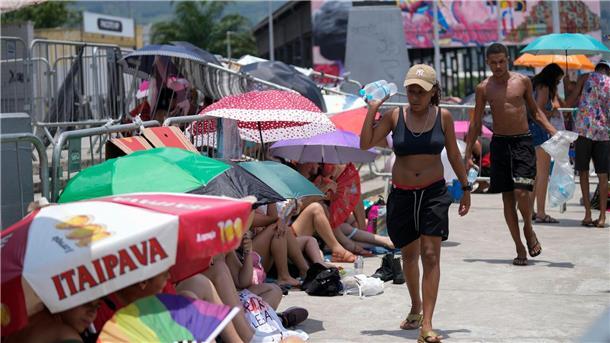 Straßenhändler verkaufen vor dem Konzert von Taylor Swift vor dem Olympiastadion in Rio Wasserflaschen.